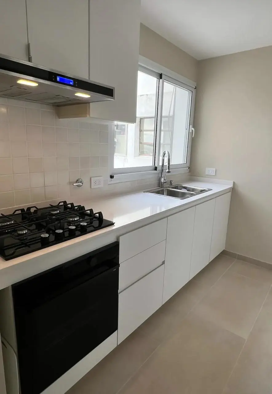 Cocina terminada con mesada clara y mobiliario blanco