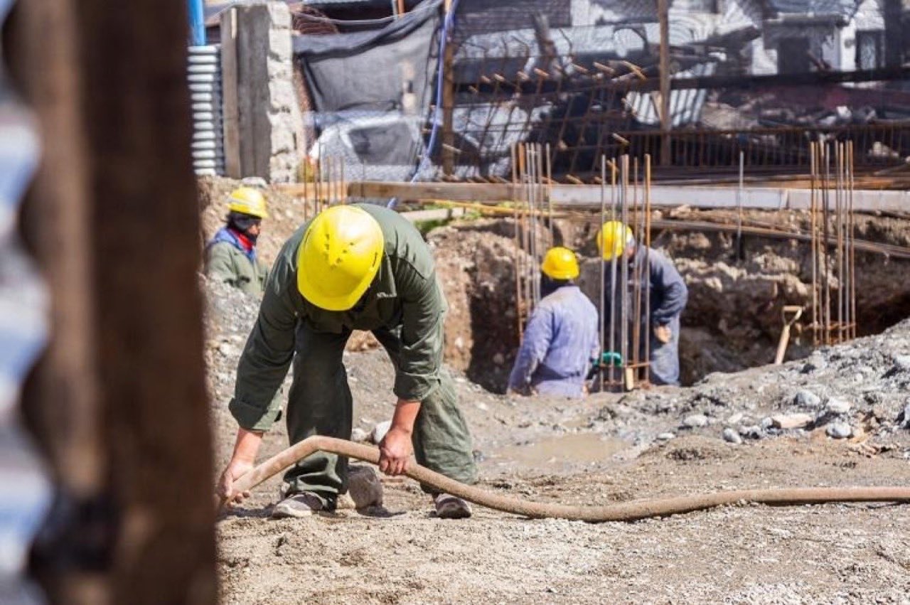 Operarios trabajando en excavación de obra en Argentina