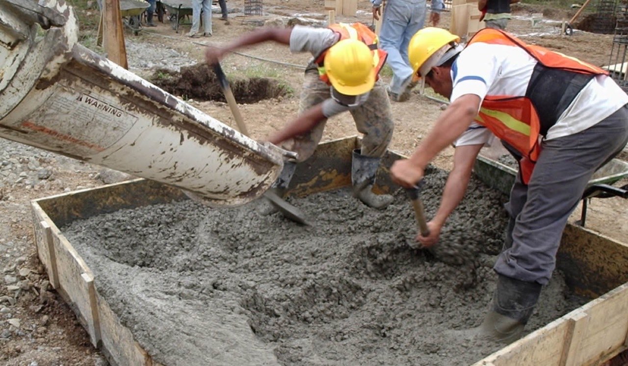 Operarios trabajando en hormigonado de obra en Argentina