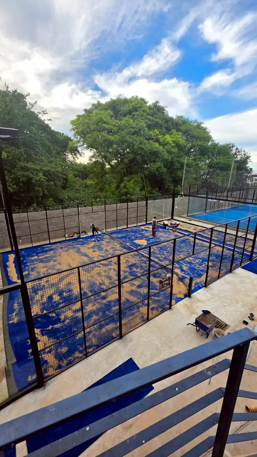 Complejo deportivo con cancha de padel