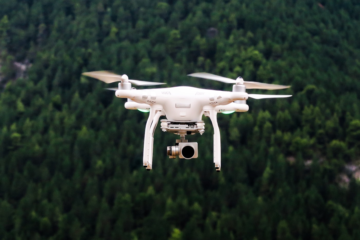 Drone sobre campo para relevamiento técnico